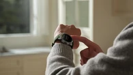 Por qué los dermatólogos recomiendan quitarse el reloj inteligente con regularidad y no llevarlo durante las 24 horas del día
