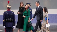 Desfile de las Fuerzas Armadas: La Infanta Sofía reaparece con un guiño a su madre con vestido de lunares y capa sofisticada