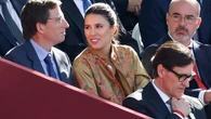 Teresa Urquijo sorprende con un look bohemio y de 'efecto buena cara' al instante en el desfile del 12 de octubre