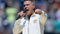 Robbie Williams aclara que la sustancia blanca que cayó de su nariz en la final del Mundial no era cocaína: "Era una menta"