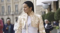 Rosalía paraliza París con su look más torero: chaqueta corta, redecilla y guiño goyesco