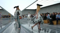 Jonathan Anderson revive el estampado de periódico en Dior: la pista del desfile Crucero 2027 que ya incendia la moda