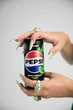 Pepsi x La Manso: el sabor se convierte en joya en la colaboración más pop del verano