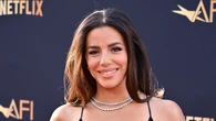 Eva Longoria confirma que el slip dress negro es el vestido más favorecedor (y sofisticado) para mujeres bajitas