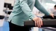 Ni máquinas ni entrenamientos duros: este es el “ejercicio” de quienes viven más años, según Dan Buettner, experto en longevidad