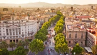 Intentan abrir las puertas de su coche mientras ella estaba dentro en una calle de Barcelona: "¡Menos mal que estaba cerrado!"