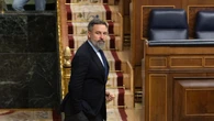 Abascal redobla su "cruzada" contra el PP: convierte la inmigración en un relato de victimización y choque institucional