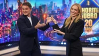 Kira Miró en 'El Hormiguero': el vestido blazer negro que redefine el traje más elegante con botas altas efecto tipazo
