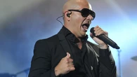 Pitbull cumple su reto: más de 22.000 fans con calvas postizas baten un Récord Guinness