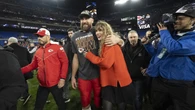 Travis Kelce, prometido de Taylor Swift, recibe una bofetada de un jugador rival en Brasil y desata la furia de las Swifties