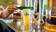 Esta fue la surrealista reacción de unos clientes cuando el dueño de un bar decidió cerrar dos días por descanso