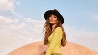 Sara Carbonero confirma que el vestido boho más bonito de la primavera está en su propia firma: flores, botas cowboy y sudadera para las fiestas de su pueblo