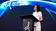 Ayuso apuesta por el blanco más sofisticado en México con el conjunto minimalista que redefine su imagen internacional