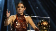 Aitana Bonmatí deslumbra con un vestido de firma nupcial catalana al recoger su tercer Balón de Oro consecutivo