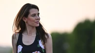 Carlota Casiraghi confirma que el vestido floral sobre fondo negro sigue siendo un acierto en verano
