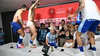 Locura total: los jugadores del Málaga invaden la sala en plena rueda de prensa de Funes