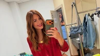 Nuria Roca se adelanta a la Navidad con la blazer satinada roja que vas a querer copiar para tus comidas de empresa