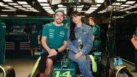 Aitana y su look vaquero de más de 900 euros con el que roba todas las miradas en la Fórmula 1 junto a Fernando Alonso