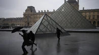 Imputan y encarcelan provisionalmente a dos sospechosos por el robo del Louvre en París