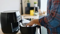 ¿Puedes poner papel de aluminio en una freidora de aire?