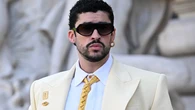 Bad Bunny revoluciona París con su inesperada aparición en el desfile de Schiaparelli y confirma que también es un icono de la Alta Costura