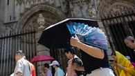Aviso urgente de la AEMET ante una ola de calor extrema que dejará 44º y "tormentas secas"