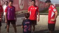 El Sevilla encuentra al niño que arrasó con sus audios en la goleada al Barça y cumple su sueño