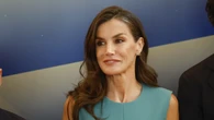 La Reina Letizia recupera uno de sus vestidos más icónicos de Hugo Boss y vuelve a dar una lección de elegancia veraniega