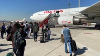 El escritor Manel Loureiro pierde un vuelo y acaba señalando a un pasajero en Instagram: “Era un perfecto gilipollas”