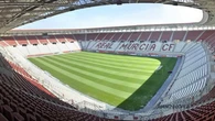 Jugar en un estadio profesional por 20 euros: la iniciativa del Real Murcia que permite a sus aficionados jugar pachangas en su césped