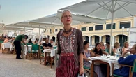 Mónica Anoz tiene el vestido ideal para pasar del verano al otoño
