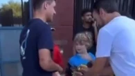 Final feliz: Kamil Majrzchak se encuentra con el niño al que le robaron una gorra y le regala otra firmada