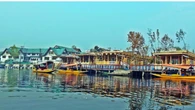 Casi nadie la visita, pero es conocida como la "ciudad bonita" por sus casas flotantes y el lago que la rodea que la hacen única