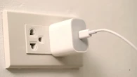 El error que muchos cometen al dejar el cargador enchufado y que puede aumentar el consumo eléctrico