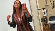 Nuria Roca se convierte en la invitada perfecta con este traje de rayas multicolor