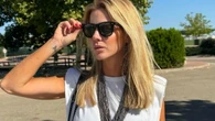 Amelia Bono confirma que el total look blanco con zapatillas es la apuesta más cómoda