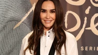 Vicky Martín Berrocal encuentra el look perfecto para madres de comunión: traje blanco impecable y elegancia sin esfuerzo