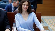 Ayuso tiene el jersey rebajado de firma catalana que mejor combina con pantalones blancos esta primavera