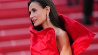Demi Moore vuelve a reinar en Cannes con el vestido rojo más impactante y teatral de esta edición