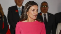 La Reina Letizia rescata su vestido rosa más viral: el diseño “Barbiecore” de Moisés Nieto que sigue marcando tendencia cinco años después