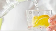¿Agua con limón o agua normal? Qué dice la ciencia para hidratarte bien