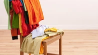Qué significa dejar la ropa tirada encima de la silla a menudo, según la psicología