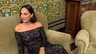 Tamara Falcó tiene el vestido de invitada de otoño perfecto: de encaje azul noche y con el sello de su firma