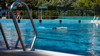 Debate encendido en redes por un cartel contra morosos en una piscina de Torrejón: 'Aún habrá quien defienda el derecho a darse un bañito'"