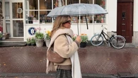 Días grises, looks impecables: así visten las que entienden de moda cuando llueve