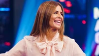 Nuria Roca sorprende en Instagram con la camisa con lazo más elegante para ir a la oficina (o a una cena de Navidad)
