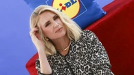 El estilismo cómodo y en tendencia de Judit Mascó con zapatillas negras (y leopardo) a sus 55 años