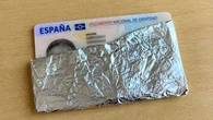 ¿Por qué hay gente que envuelve el DNI en papel aluminio, es realmente útil?