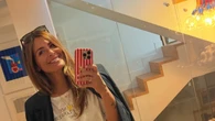 Nuria Roca demuestra a sus 53 años que el traje también se puede llevar con zapatillas de la forma más estilosa