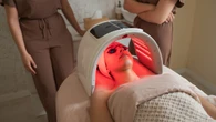 ¿Has probado la luz roja en casa? El ‘ritual skincare’ que promete piel radiante en semanas